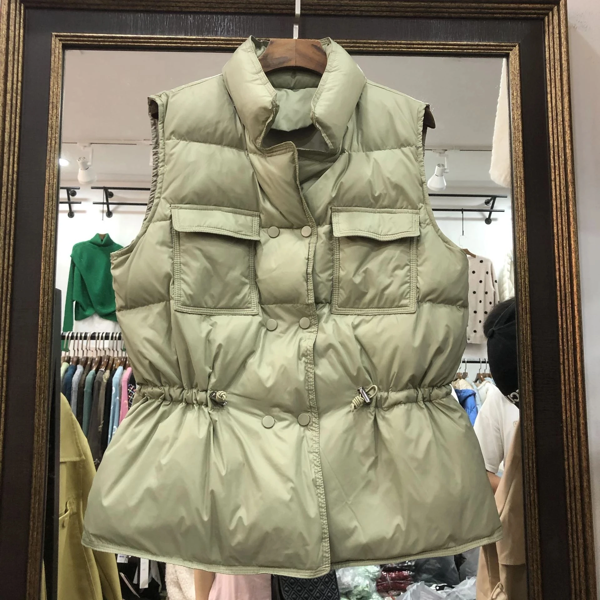 Ultra Light Down Vest Women Short Vest Sleeveless Jacket Pleated Pocket Lightweight Warm Waistcoat Female White Duck Down Coat
Ultra Light Down Vest Women Short Vest Sleeveless Jacket Pleated Pocket Lightweight Warm Waistcoat Female White Duck Down Coat