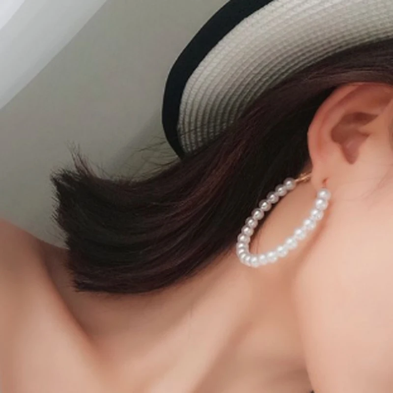 Golden Exaggerated Large Ear Hoop Pearl Earrings Fashion Round Earrings For Women Simple Metal Earrings Jewelry For Gift
Golden Exaggerated Large Ear Hoop Pearl Earrings Fashion Round Earrings For Women Simple Metal Earrings Jewelry For Gift