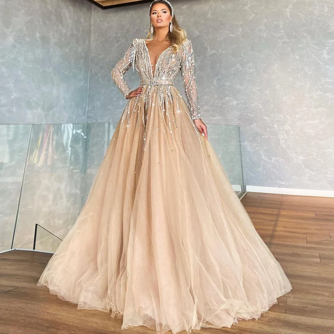 Champagne V-Neck Luxure Evening Dresses Floor Length Tulle Dress A-Line Sequins Beaded Prom Dress Women's Celebrity Dresses 
Champagne V-Neck Luxure Evening Dresses Floor Length Tulle Dress A-Line Sequins Beaded Prom Dress Women's Celebrity Dresses