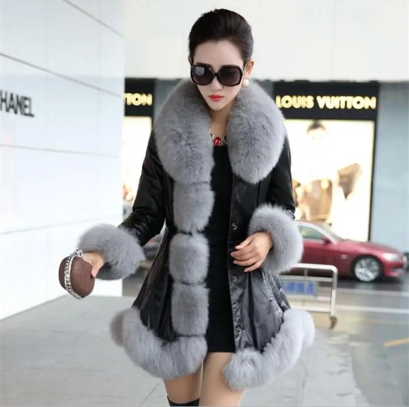 The winter clothes that women wear every day is a fashionable long-sleeved coat. The coat is a warm, free and thick coat.
The winter clothes that women wear every day is a fashionable long-sleeved coat. The coat is a warm, free and thick coat.