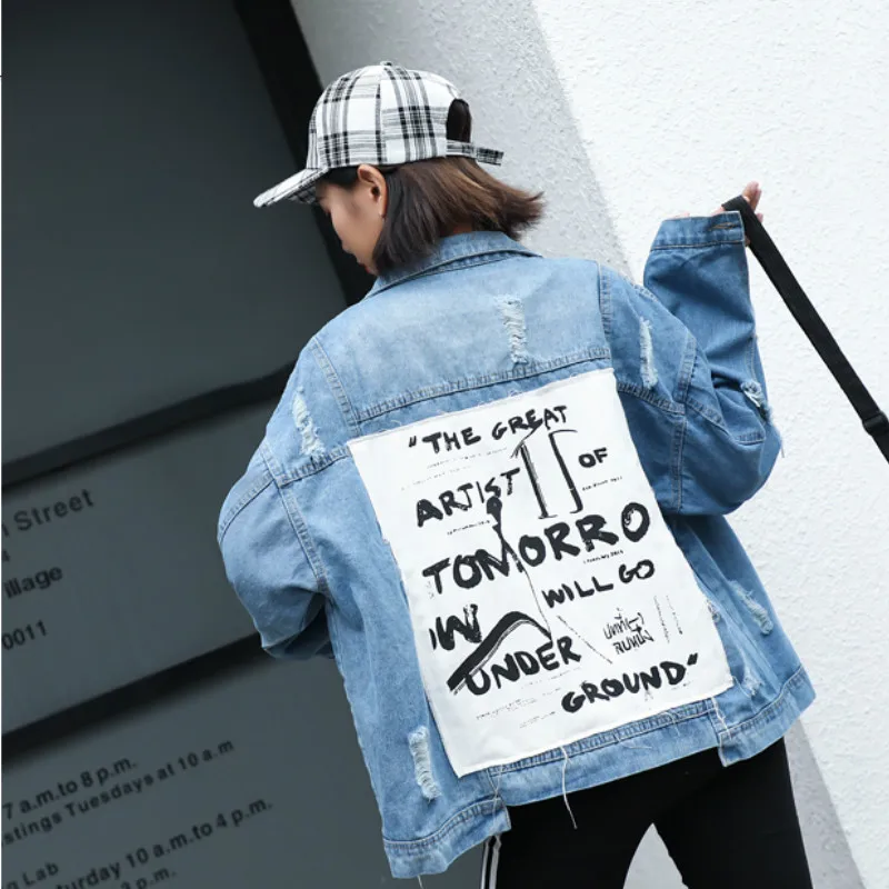 Женская джинсовая куртка в ковбойском стиле, с потертостями и рваными дырками
Женская джинсовая куртка в ковбойском стиле, с потертостями и рваными дырками