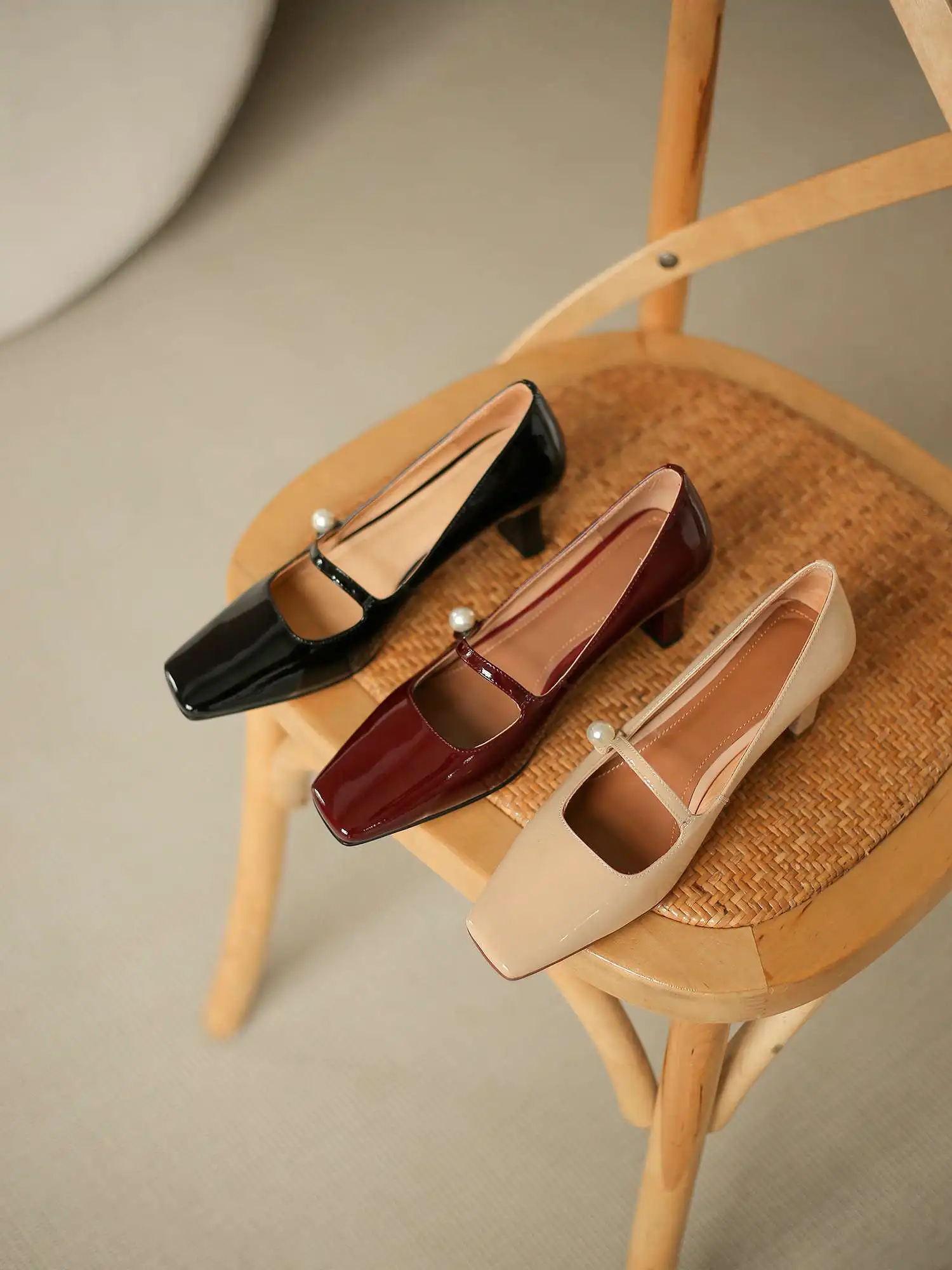 Lanxuryee new retro fashion cow patent leather three colors dress square toe thick high heel slip on beauty lady women pumps L15
Lanxuryee new retro fashion cow patent leather three colors dress square toe thick high heel slip on beauty lady women pumps L15