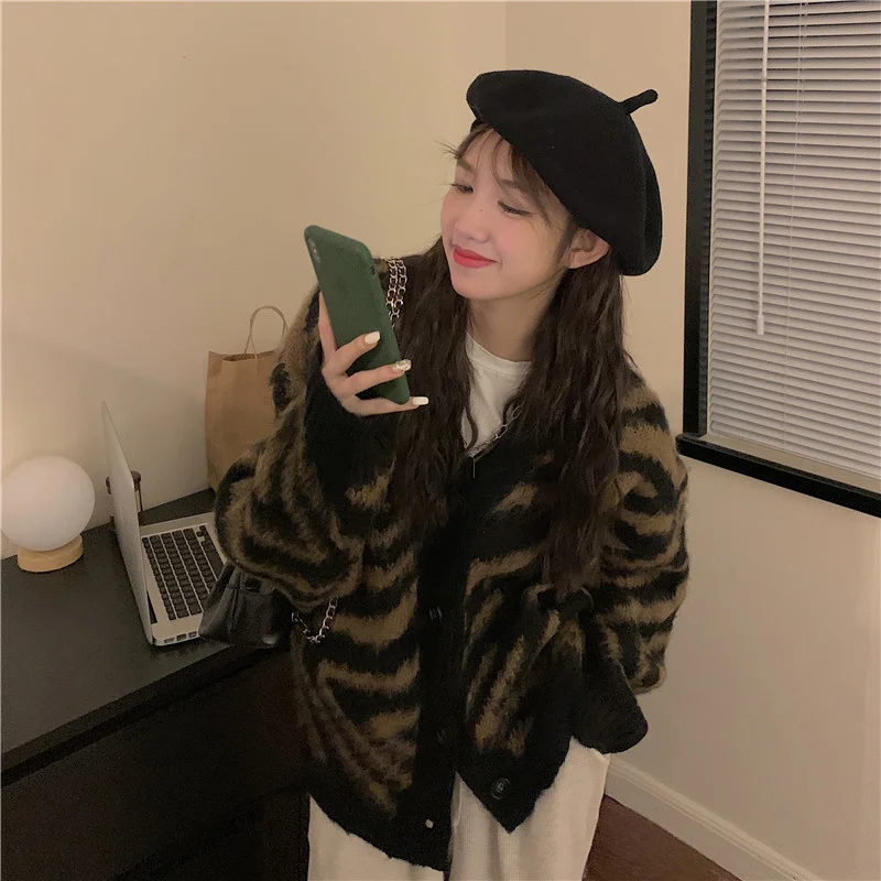 Женский свободный свитер с V-образным вырезом, длинным рукавом
Женский свободный свитер с V-образным вырезом, длинным рукавом