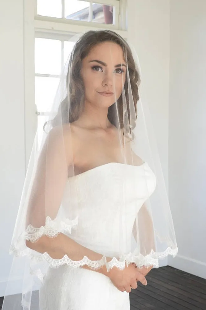 Lace Edge White Ivory Wedding Veil Two Layer Short Bridal Veil with Comb Wedding Accessory Veu de Noiva Bride Veu
Lace Edge White Ivory Wedding Veil Two Layer Short Bridal Veil with Comb Wedding Accessory Veu de Noiva Bride Veu