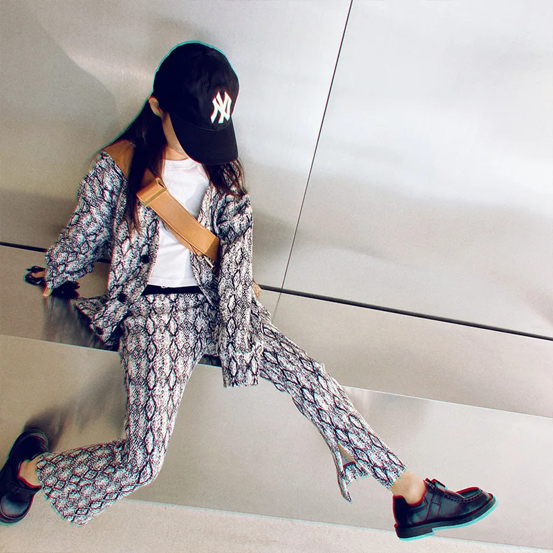 Girls Printed Suit 2021 Autumn New Girl Cardigan Jacket Slit Weir Pants Two-Piece Set
Girls Printed Suit 2021 Autumn New Girl Cardigan Jacket Slit Weir Pants Two-Piece Set