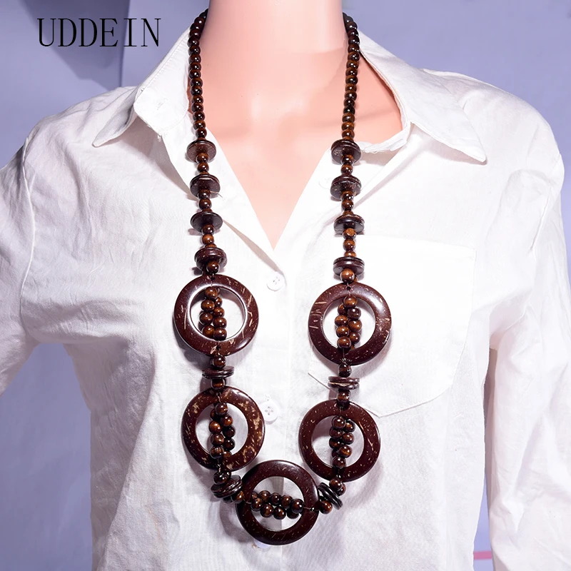Фото Ожерелье и кулон ручной работы из бусин коричневого цвета дерева в стиле бохо |