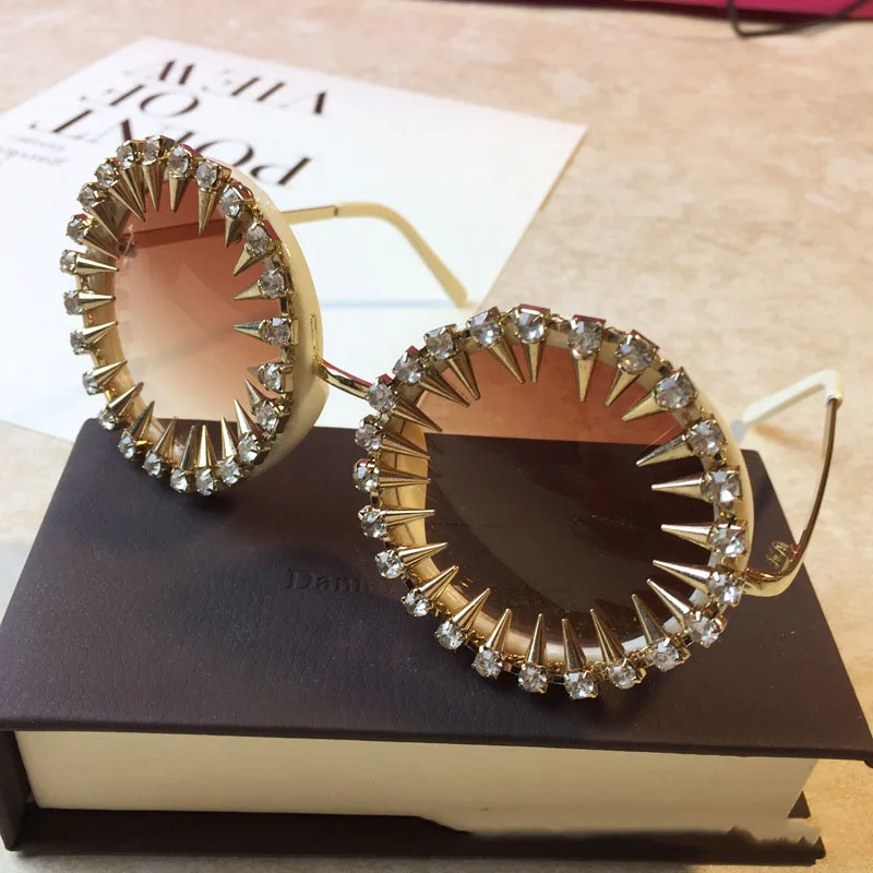 Оправа для очков Солнцезащитные очки для мужчин и женщин модные круглые роскошные солнцезащитные очки в стиле ретро Харадзюку с заклепками
Оправа для очков Солнцезащитные очки для мужчин и женщин модные круглые роскошные солнцезащитные очки в стиле ретро Харадзюку с заклепками