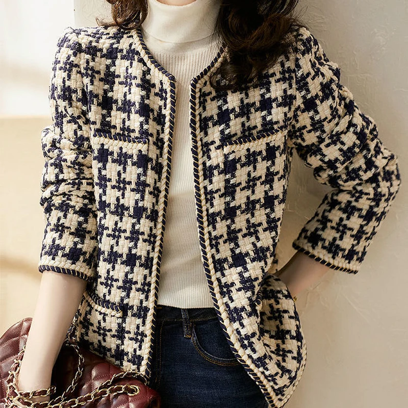 2020 Plaid Tweed Jackets Women O-Neck Long Sleeve Office Lady Wool Coats Autumn Winter Outwear Vintage Korean Elegant Plus Size
2020 Plaid Tweed Jackets Women O-Neck Long Sleeve Office Lady Wool Coats Autumn Winter Outwear Vintage Korean Elegant Plus Size