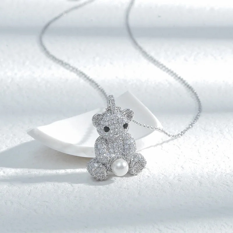 Fashion Cute Pearl Crystal Bear Pendant Necklace for Woman Autumn and Winter New Sweater Chain Clavicle Chain Party Jewelry Gift
Fashion Cute Pearl Crystal Bear Pendant Necklace for Woman Autumn and Winter New Sweater Chain Clavicle Chain Party Jewelry Gift