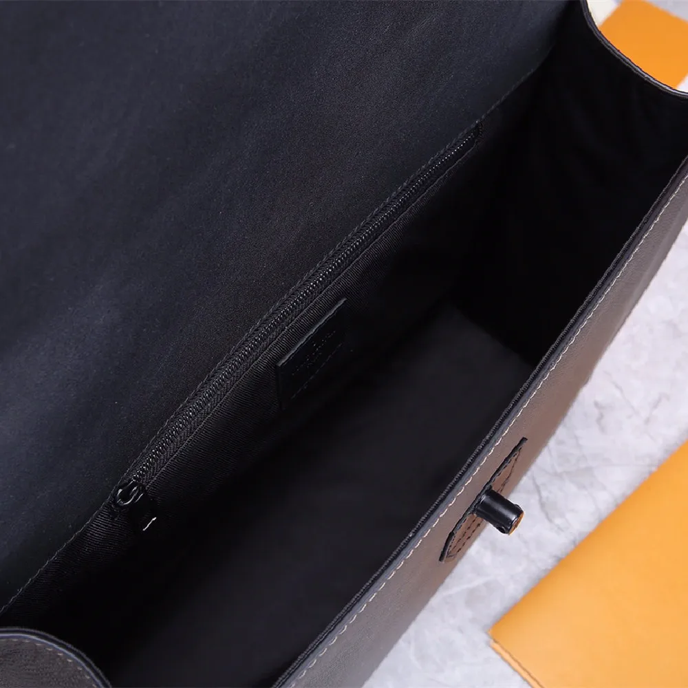 Men's high-end leather business negotiation document notebook one-shoulder messenger handbag40cm 
Men's high-end leather business negotiation document notebook one-shoulder messenger handbag40cm