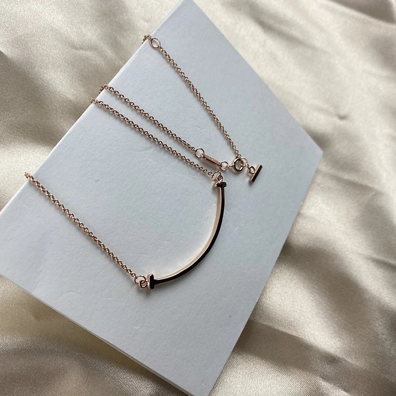 2020 classic smile Silver 925 women's necklace, wearing fashionable smile jewelry, smile on the face
2020 classic smile Silver 925 women's necklace, wearing fashionable smile jewelry, smile on the face
