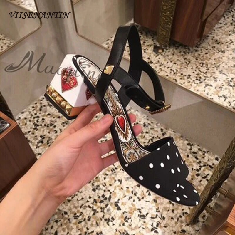 Cowhide Stitching Retro Polka Dot Fabric with Open Toe Bright Diamond Thick Heel High Heels Color Matching Peach Heart Sandals
Cowhide Stitching Retro Polka Dot Fabric with Open Toe Bright Diamond Thick Heel High Heels Color Matching Peach Heart Sandals