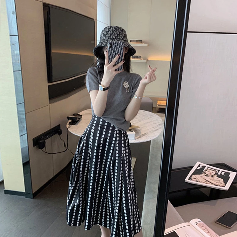 Summer Polka Dot Skirt Set Women's Korean Retro High Waist Pleated Skirt Short Sleeve T-shirt Fashion Female Two-piece Suit
Summer Polka Dot Skirt Set Women's Korean Retro High Waist Pleated Skirt Short Sleeve T-shirt Fashion Female Two-piece Suit
