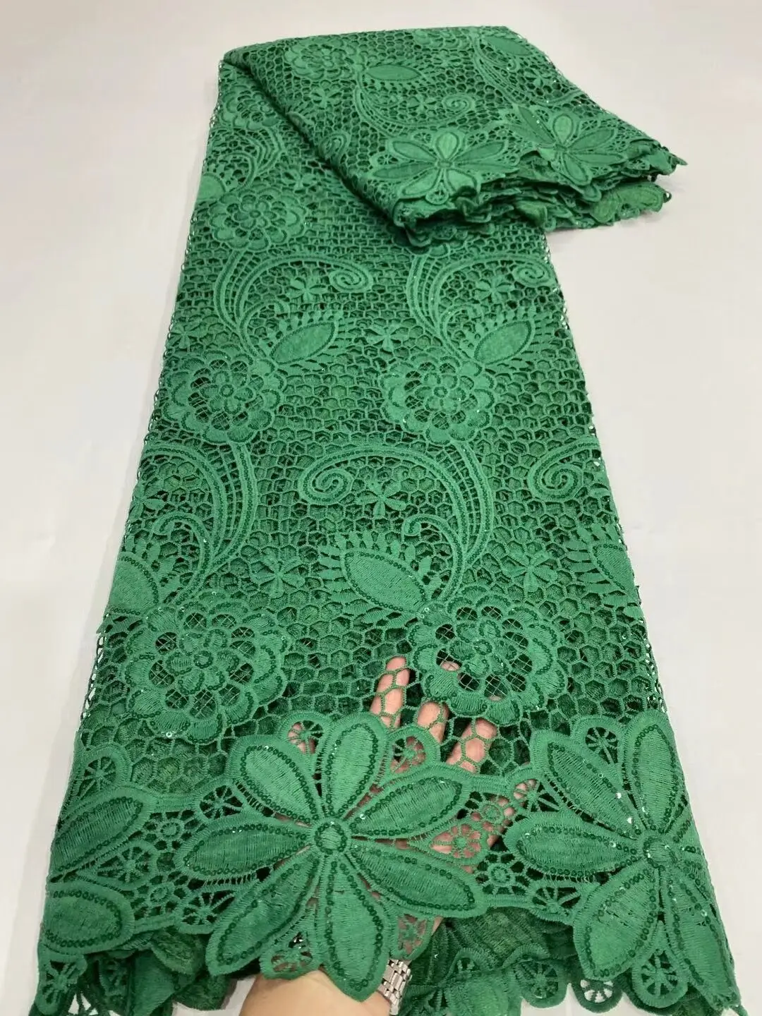 White Soft African Guipure Lace High Quality Plain Black Couple Cord Lace Cupion Fabric for Ladies Gentlemen Dress
White Soft African Guipure Lace High Quality Plain Black Couple Cord Lace Cupion Fabric for Ladies Gentlemen Dress
