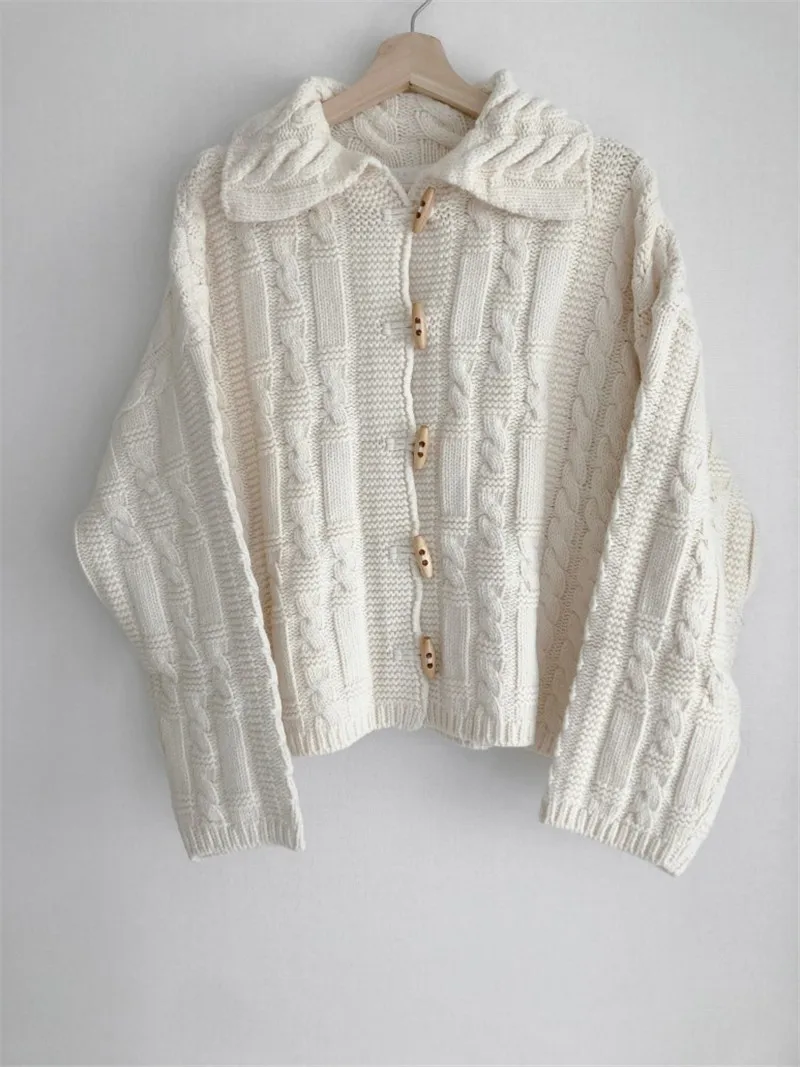 Autumn 2020 new net celebrity with the same paragraph horn button long-sleeved sweater women loose outer sweater cardigan jacket
Autumn 2020 new net celebrity with the same paragraph horn button long-sleeved sweater women loose outer sweater cardigan jacket