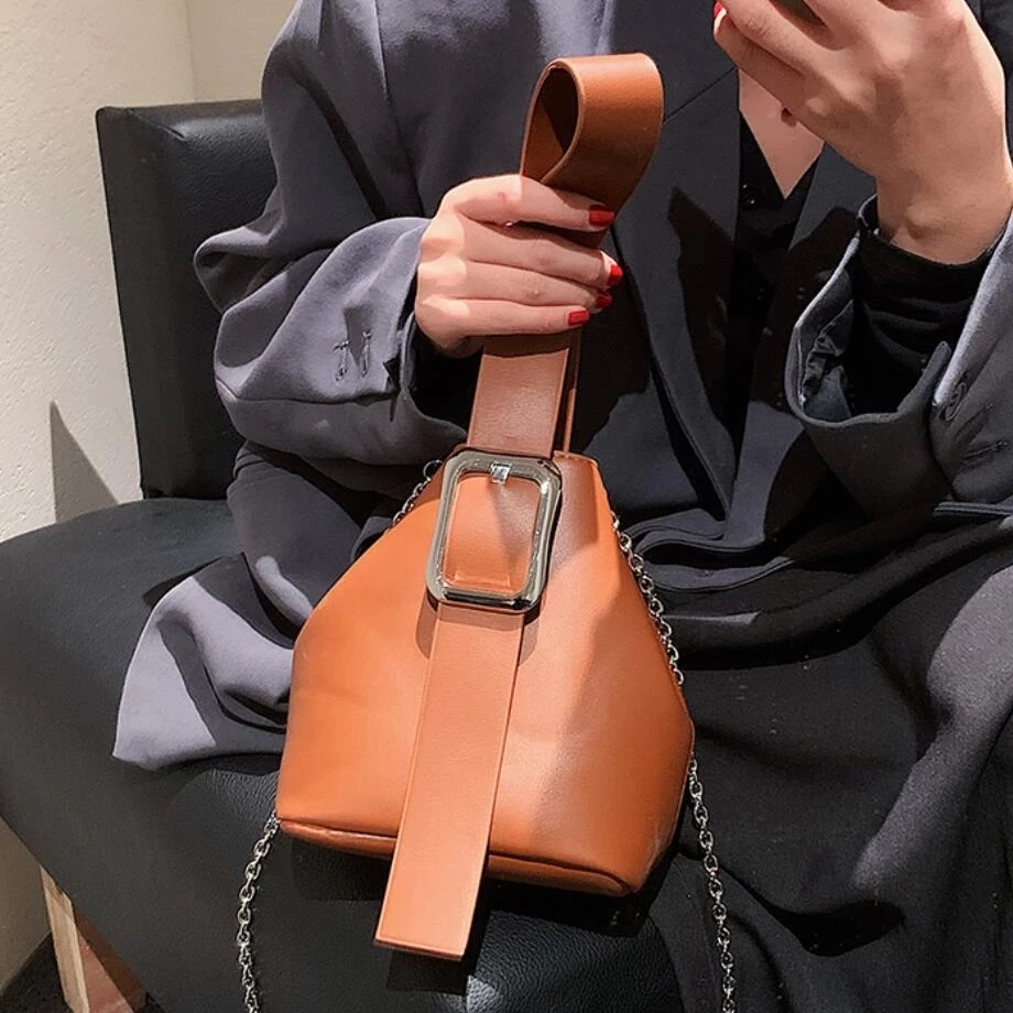 Triangle Shape PU Leather Mini Crossbody Bags with Short Handle for Women 2021 Winter Cool Chain Shoulder Handbags and Purses
Triangle Shape PU Leather Mini Crossbody Bags with Short Handle for Women 2021 Winter Cool Chain Shoulder Handbags and Purses