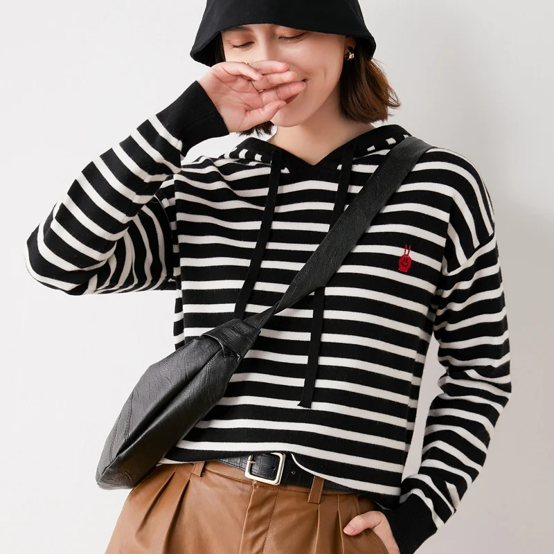 2021 woman winter 100% Cashmere striped sweaters auntmun knitted Pullovers High Quality Warm Female Hooded Black cheap top
2021 woman winter 100% Cashmere striped sweaters auntmun knitted Pullovers High Quality Warm Female Hooded Black cheap top