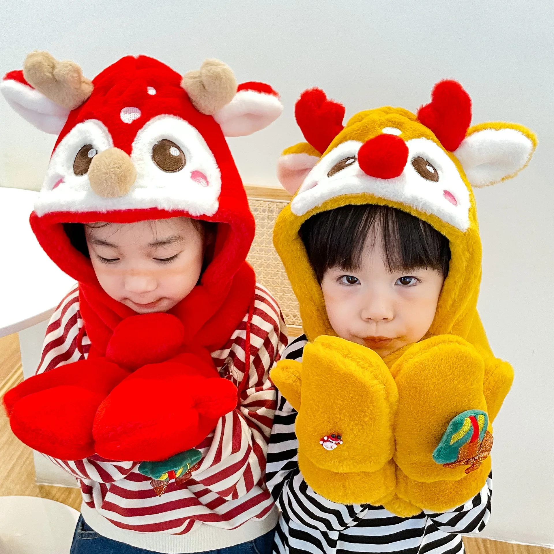 Christmas Cartoon Plush Hats Scarves Gloves Multi-piece Sets Thicker One Children’s Ear Caps Warm Baby Bibs Warm Plush Hats
Christmas Cartoon Plush Hats Scarves Gloves Multi-piece Sets Thicker One Children’s Ear Caps Warm Baby Bibs Warm Plush Hats