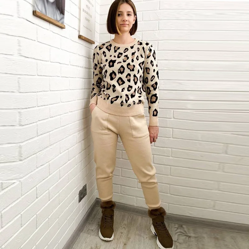 Женские трикотажные спортивные костюмы в Корейском стиле, свитер с длинным рукавом и круглым вырезом и леопардовые брюки с эластичным поясом, спортивный костюм
Женские трикотажные спортивные костюмы в Корейском стиле, свитер с длинным рукавом и круглым вырезом и леопардовые брюки с эластичным поясом, спортивный костюм