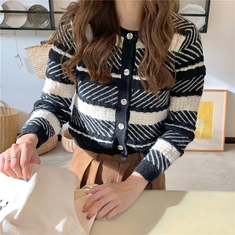 Women Knitted Sweaters Female Cardigans Tops 2021 Autumn Strip Contrast O-Neck Fashion Elegant Soft Warm Casual All-Match
Women Knitted Sweaters Female Cardigans Tops 2021 Autumn Strip Contrast O-Neck Fashion Elegant Soft Warm Casual All-Match