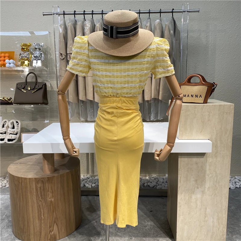 Collide Color Stripe V Collar Single Row Button Bubble Bubble Sleeve + High Waist Opens Fork To Wrap Buttock Half Skirt 2 Suit
Collide Color Stripe V Collar Single Row Button Bubble Bubble Sleeve + High Waist Opens Fork To Wrap Buttock Half Skirt 2 Suit