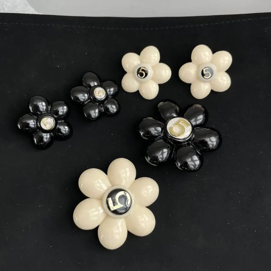Korean sun flower retro simple elegant women ins personality cute commute earring white black classic camellia number piercing
Korean sun flower retro simple elegant women ins personality cute commute earring white black classic camellia number piercing
