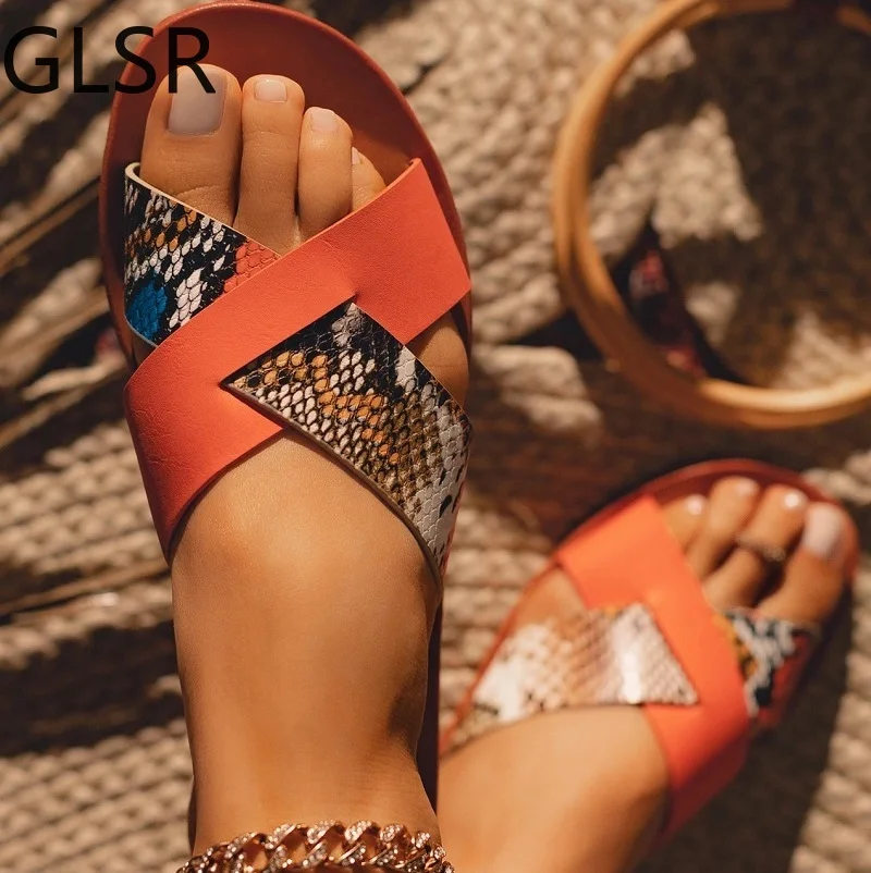 Шлепанцы женские пляжные со змеиным принтом, открытый носок, перекрестные ремешки, сланцы, римские сандалии, плоская подошва, лето 2019 
Шлепанцы женские пляжные со змеиным принтом, открытый носок, перекрестные ремешки, сланцы, римские сандалии, плоская подошва, лето 2019