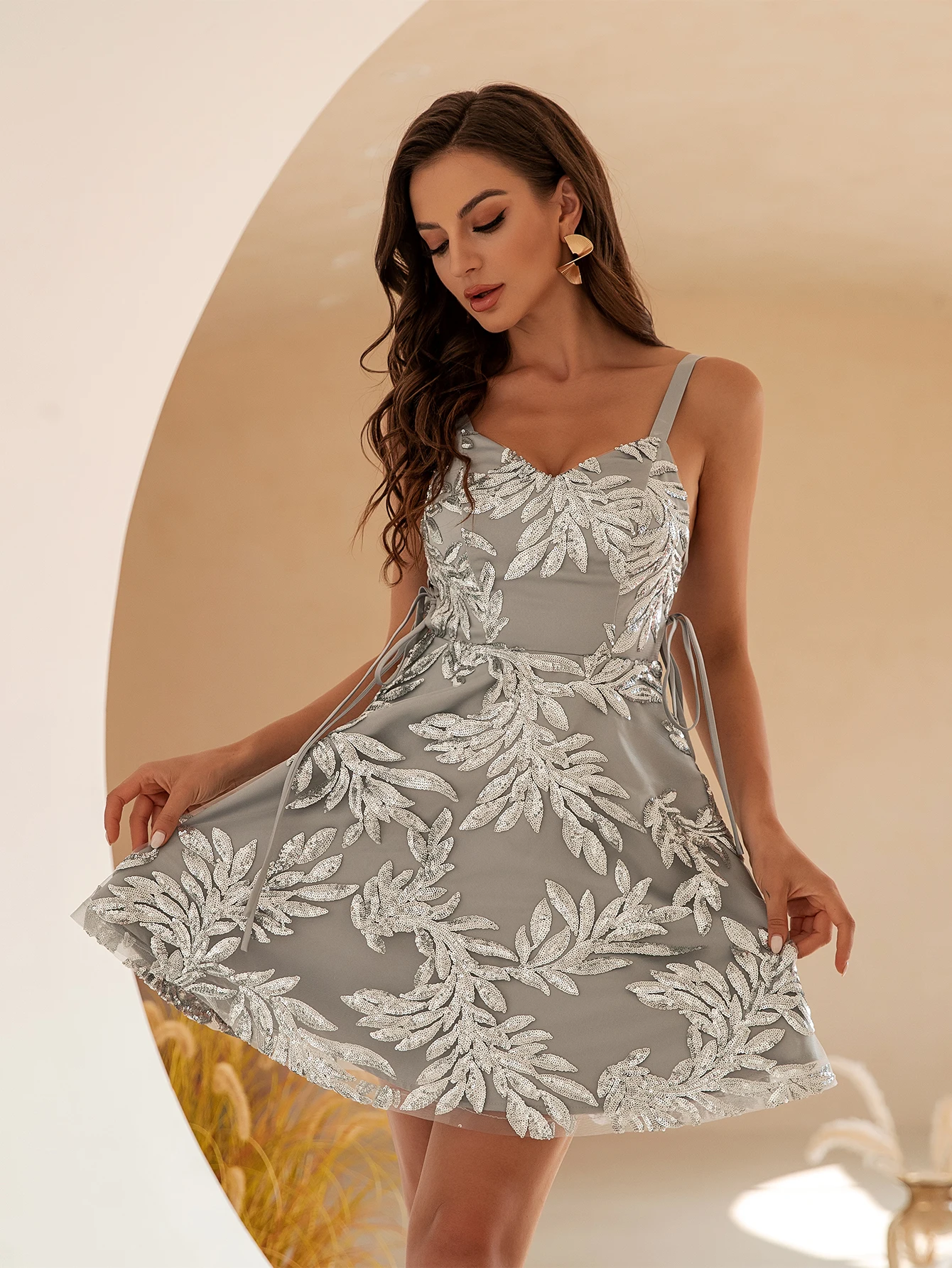 Angel-fashions Women's Elegant Evening Dress V Neck Plant Pattern Lace Up Side Sequin A-Line Short Prom Cami Dress Grey 881
Angel-fashions Women's Elegant Evening Dress V Neck Plant Pattern Lace Up Side Sequin A-Line Short Prom Cami Dress Grey 881