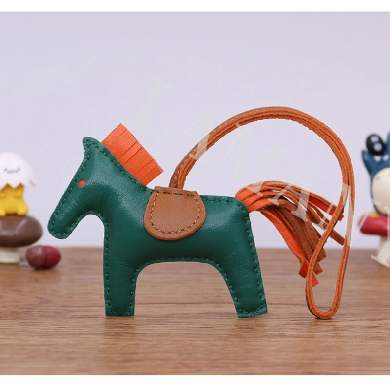 Fashion New Real Sheepskin Horse Bag Charm Luxury Brand Genuine Leather Pony Bag Pendant Trendy Leather Keychain Fine Keyring
Fashion New Real Sheepskin Horse Bag Charm Luxury Brand Genuine Leather Pony Bag Pendant Trendy Leather Keychain Fine Keyring