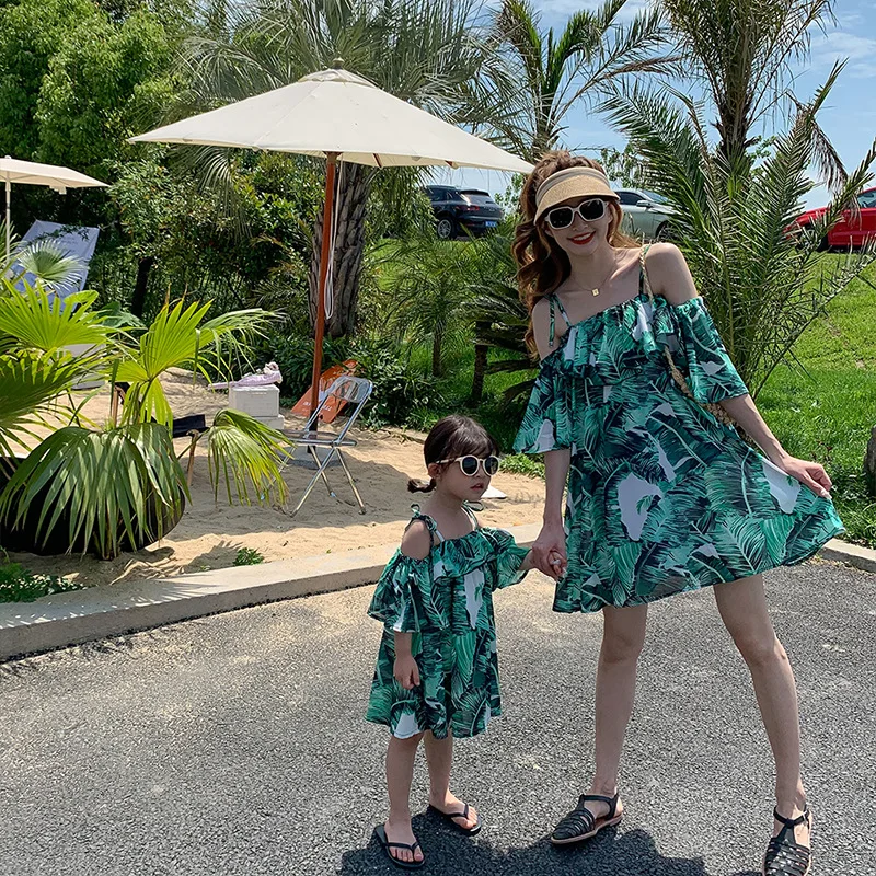 parent-child summer dress 2021 new Japanese and Korean version of Sen family mother and daughter holiday bomb street sling one 
parent-child summer dress 2021 new Japanese and Korean version of Sen family mother and daughter holiday bomb street sling one