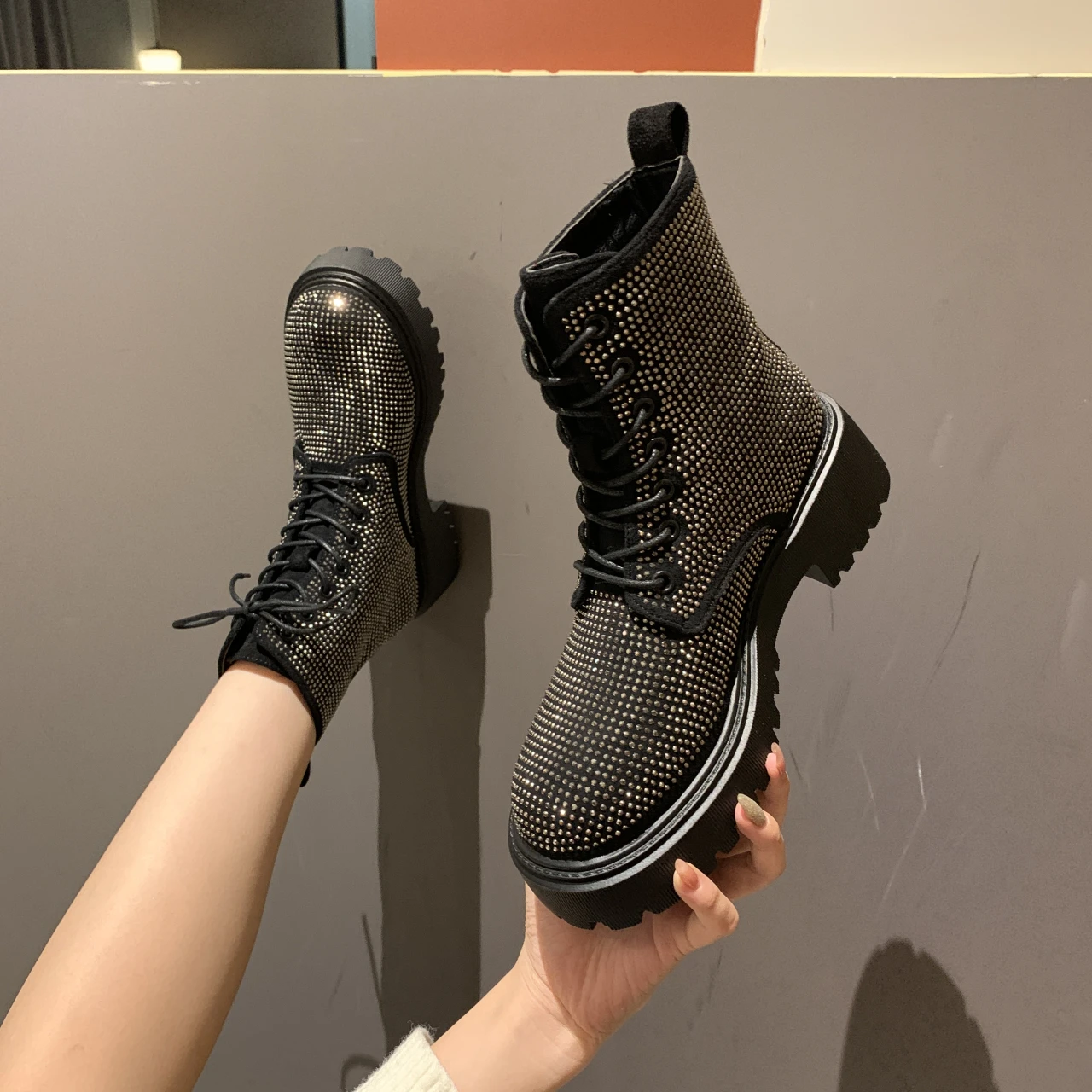 2021 New Women's Fashion Martin Boots Rhinestone Lace-Up Platform Winter Sneakers Zipper Lace-up Women's Boots Zapatillas Mujer
2021 New Women's Fashion Martin Boots Rhinestone Lace-Up Platform Winter Sneakers Zipper Lace-up Women's Boots Zapatillas Mujer