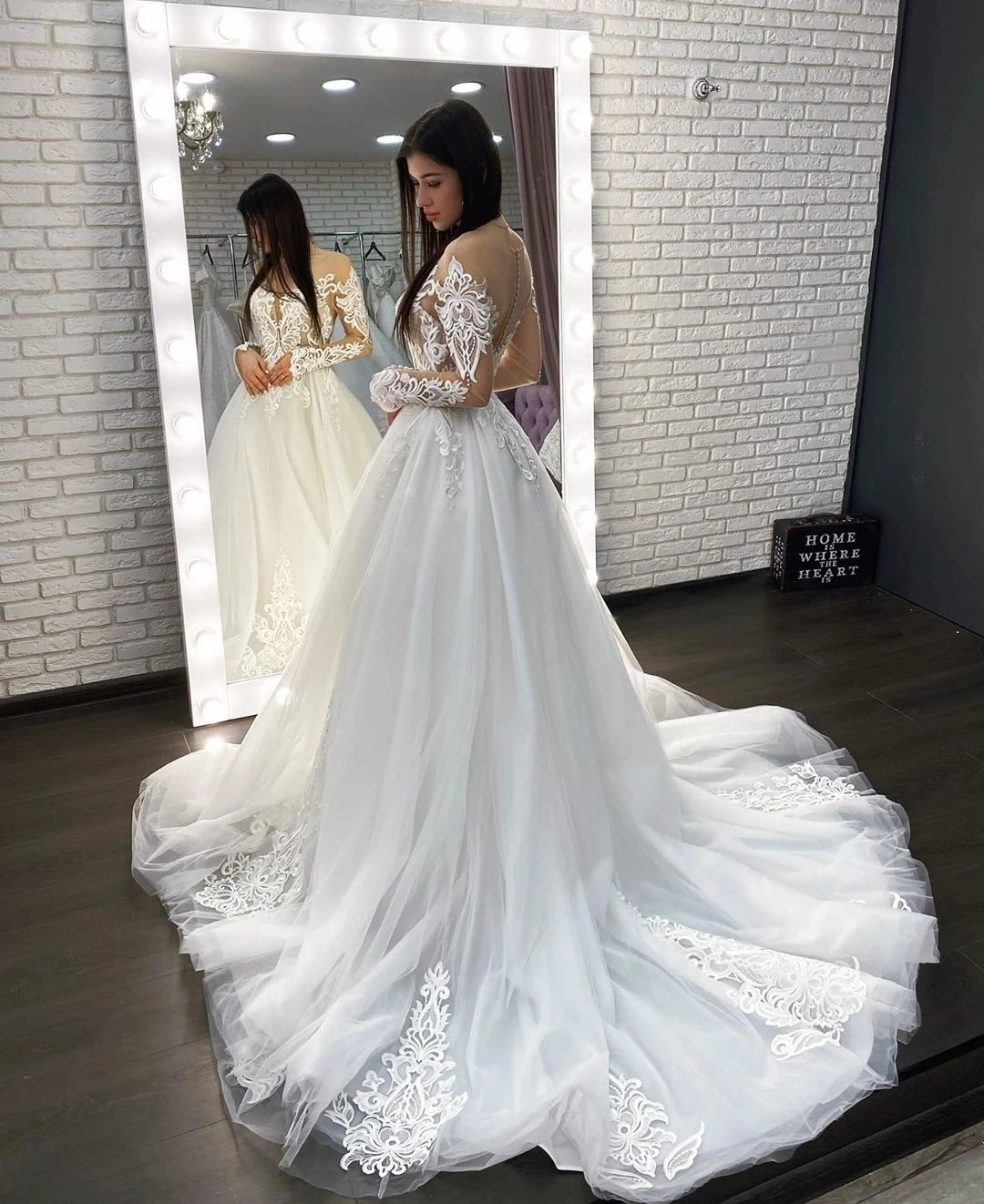 Elegant Lace Applique Ivory Wedding Dresses 2021 Sexy V-neck illusion Long Sleeve Boho Beach Bridal Gown Sweep Train Marriage
Elegant Lace Applique Ivory Wedding Dresses 2021 Sexy V-neck illusion Long Sleeve Boho Beach Bridal Gown Sweep Train Marriage