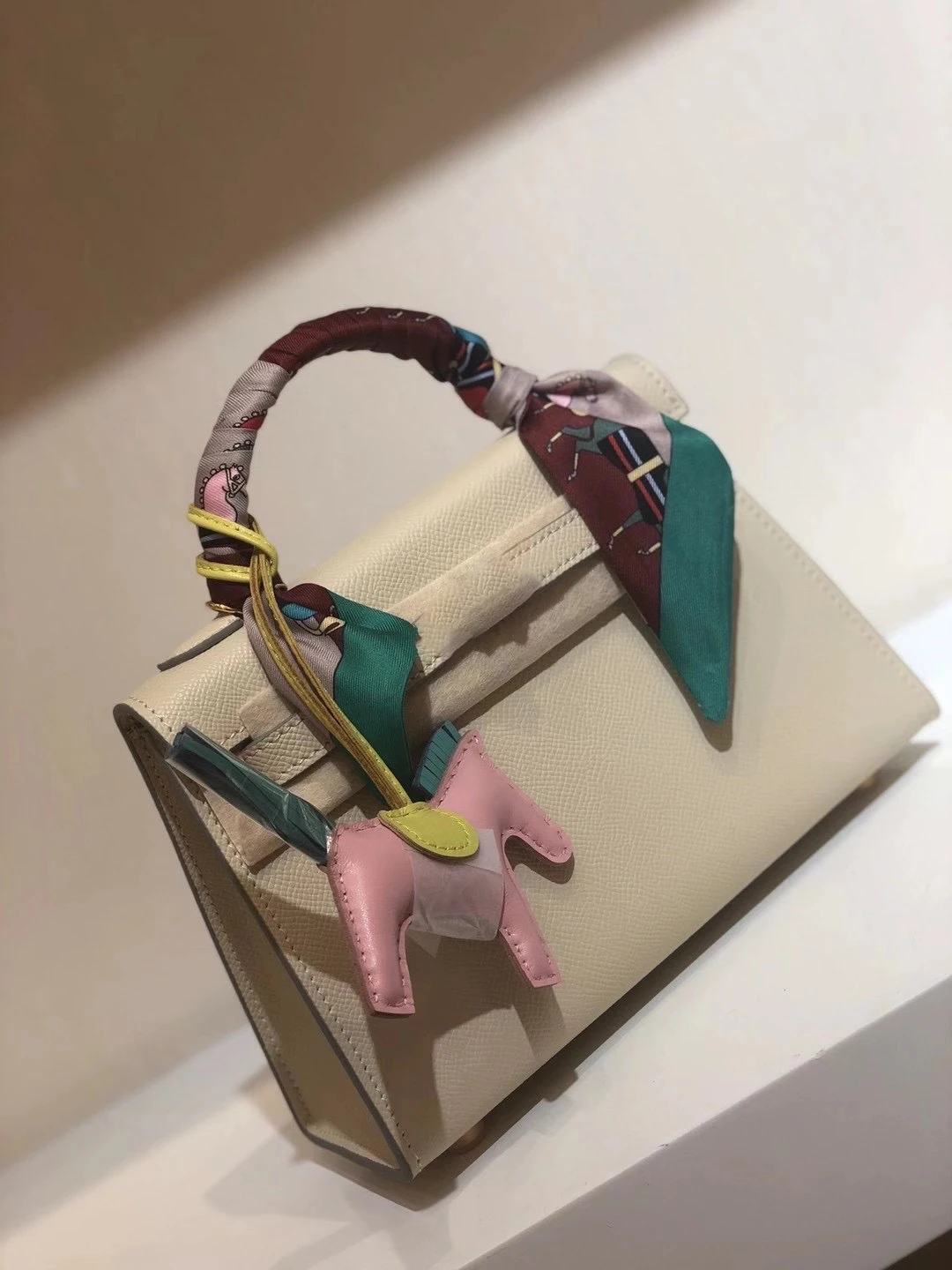 free shipping the new style fashion and classic genuine cow leather women handbag one shoulder bag crossbody bag 5 color 22cm 
free shipping the new style fashion and classic genuine cow leather women handbag one shoulder bag crossbody bag 5 color 22cm