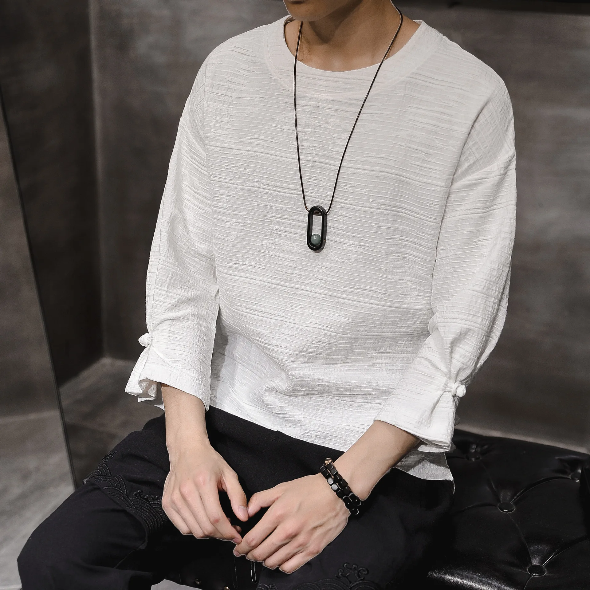 Linen t-shirt men's Cotton hemp 7 / 4 sleeve loose large half sleeve Chinese style plate button men's middle sleeve Hanfu
Linen t-shirt men's Cotton hemp 7 / 4 sleeve loose large half sleeve Chinese style plate button men's middle sleeve Hanfu