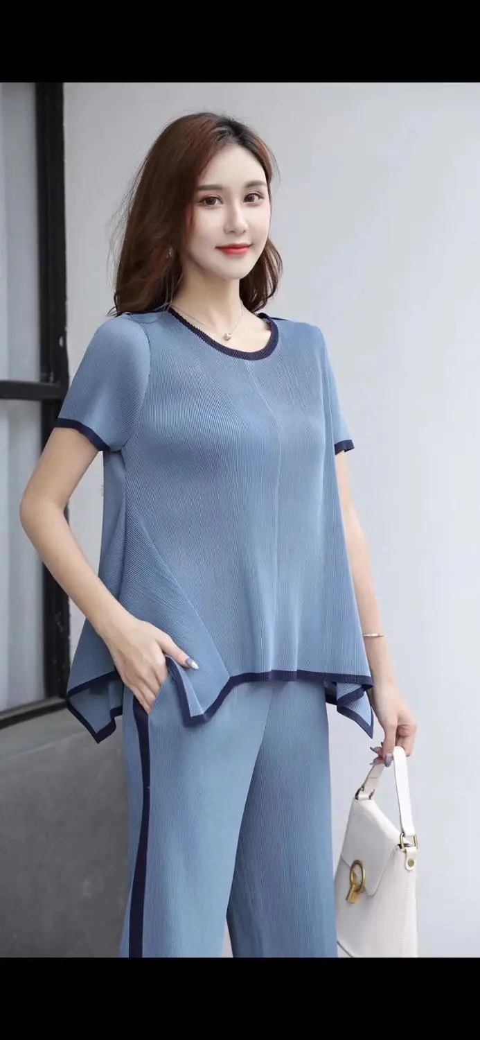HOT SELLING Miyake fold fashion o-neck short sleeve irregular T-shirt wide-legged pants two-piece stripe suit IN STOCK
HOT SELLING Miyake fold fashion o-neck short sleeve irregular T-shirt wide-legged pants two-piece stripe suit IN STOCK