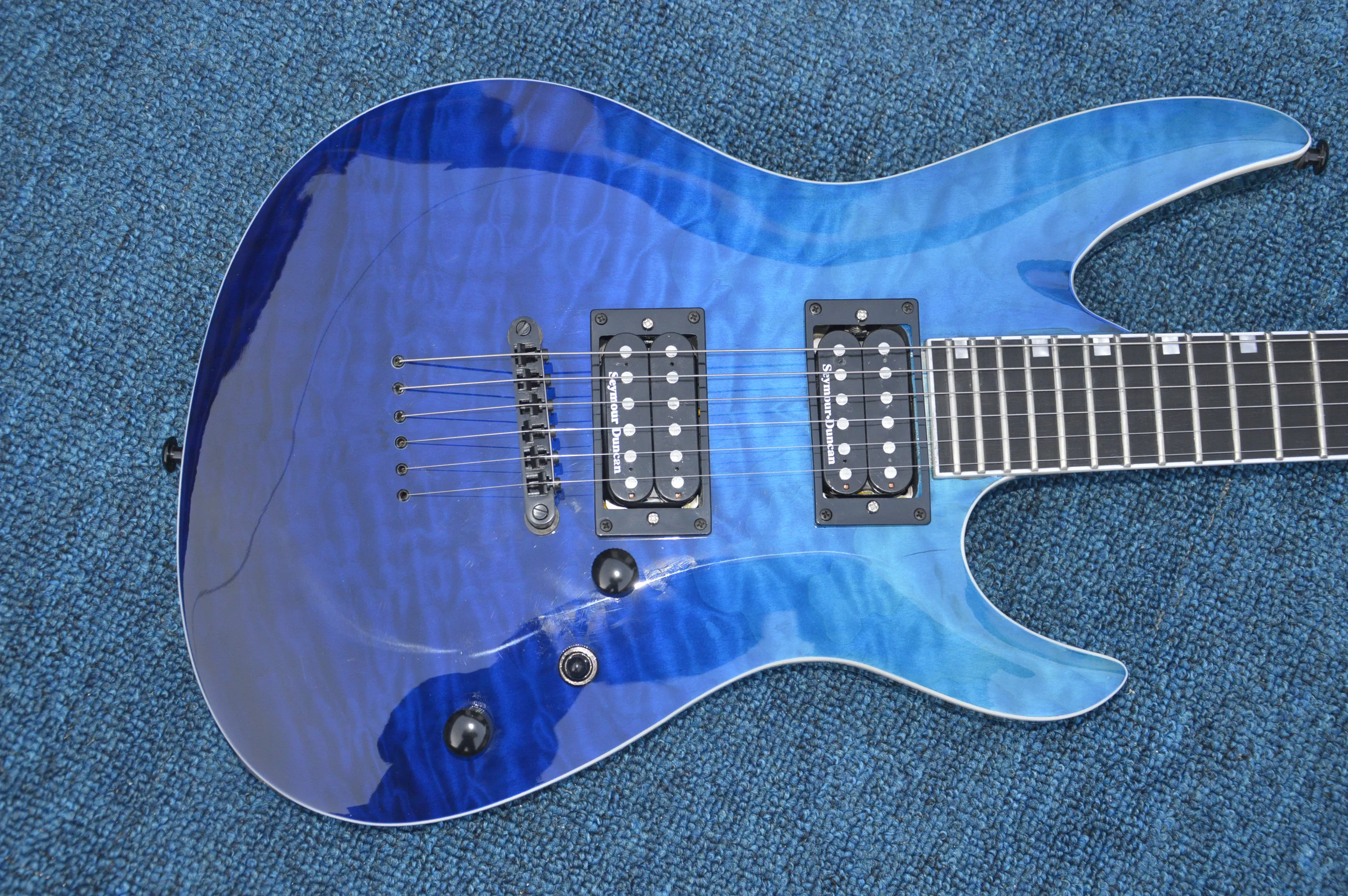 2020High Quality Electric guitar 6 strings Right Hand 2H dark blue
2020High Quality Electric guitar 6 strings Right Hand 2H dark blue