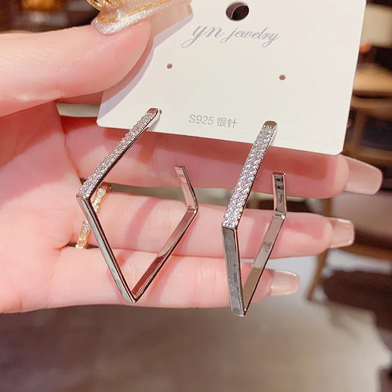 Luxury 14K Real Gold Temperament Simple Zircon Square Needle Stud Earrings for Women Cubic Zircon ZC Earrings 
Luxury 14K Real Gold Temperament Simple Zircon Square Needle Stud Earrings for Women Cubic Zircon ZC Earrings