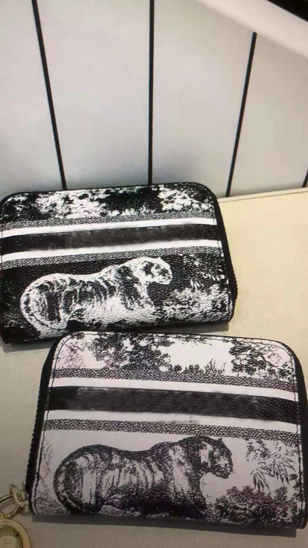 2021 New Famous Brand Men's Wallet Short Paragraph Simple Fashion Ladies Wallet Small Square Zipper Tiger Pattern
2021 New Famous Brand Men's Wallet Short Paragraph Simple Fashion Ladies Wallet Small Square Zipper Tiger Pattern