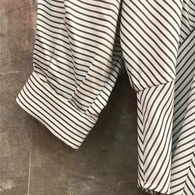 TWOTWINSTYLE Striped Shoulder Pad Shirt For Women Lapel Long Sleeve Hit Color Casual Loose Blouse Female Fashion New Clothes
TWOTWINSTYLE Striped Shoulder Pad Shirt For Women Lapel Long Sleeve Hit Color Casual Loose Blouse Female Fashion New Clothes
