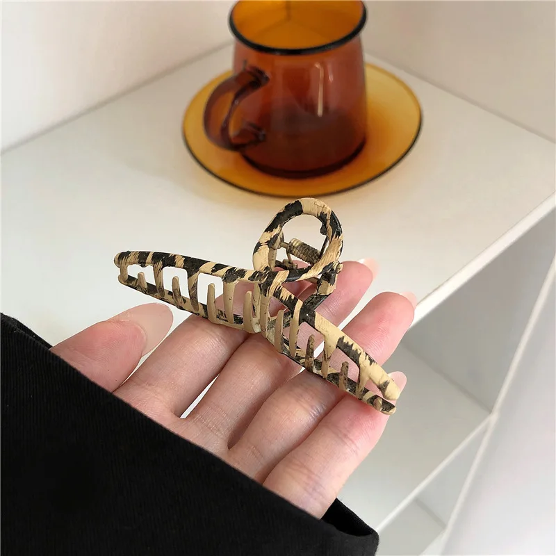 South Korea Leopard Grain, Scratching Clip Alloy Hollow Out Hair Clip Cool Riding Back Chuck Hair Hairpin Headdress Women
South Korea Leopard Grain, Scratching Clip Alloy Hollow Out Hair Clip Cool Riding Back Chuck Hair Hairpin Headdress Women