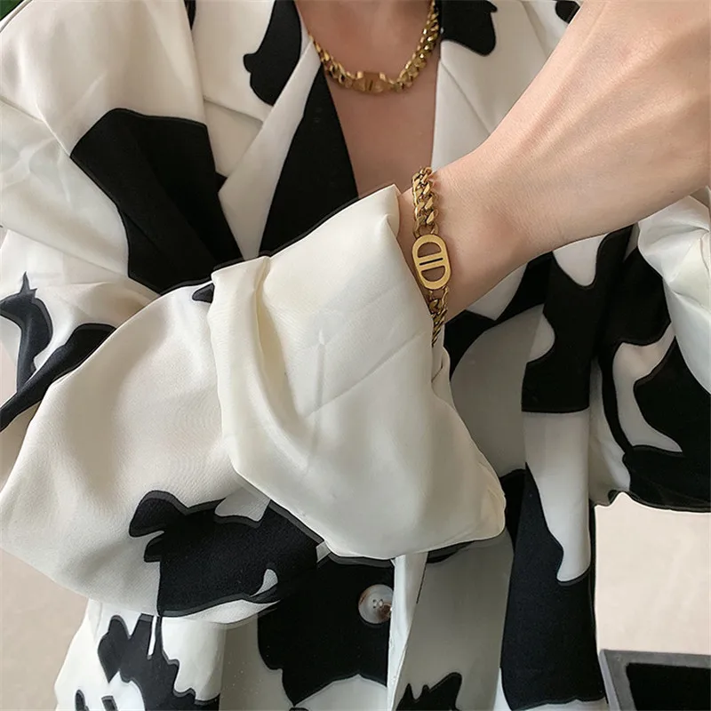 HANGZHI 2021 New Hollow DD Letter Design Exaggerated Retro Titanium Steel Thick Chain Choker Necklace For Women Girls Jewelry
HANGZHI 2021 New Hollow DD Letter Design Exaggerated Retro Titanium Steel Thick Chain Choker Necklace For Women Girls Jewelry