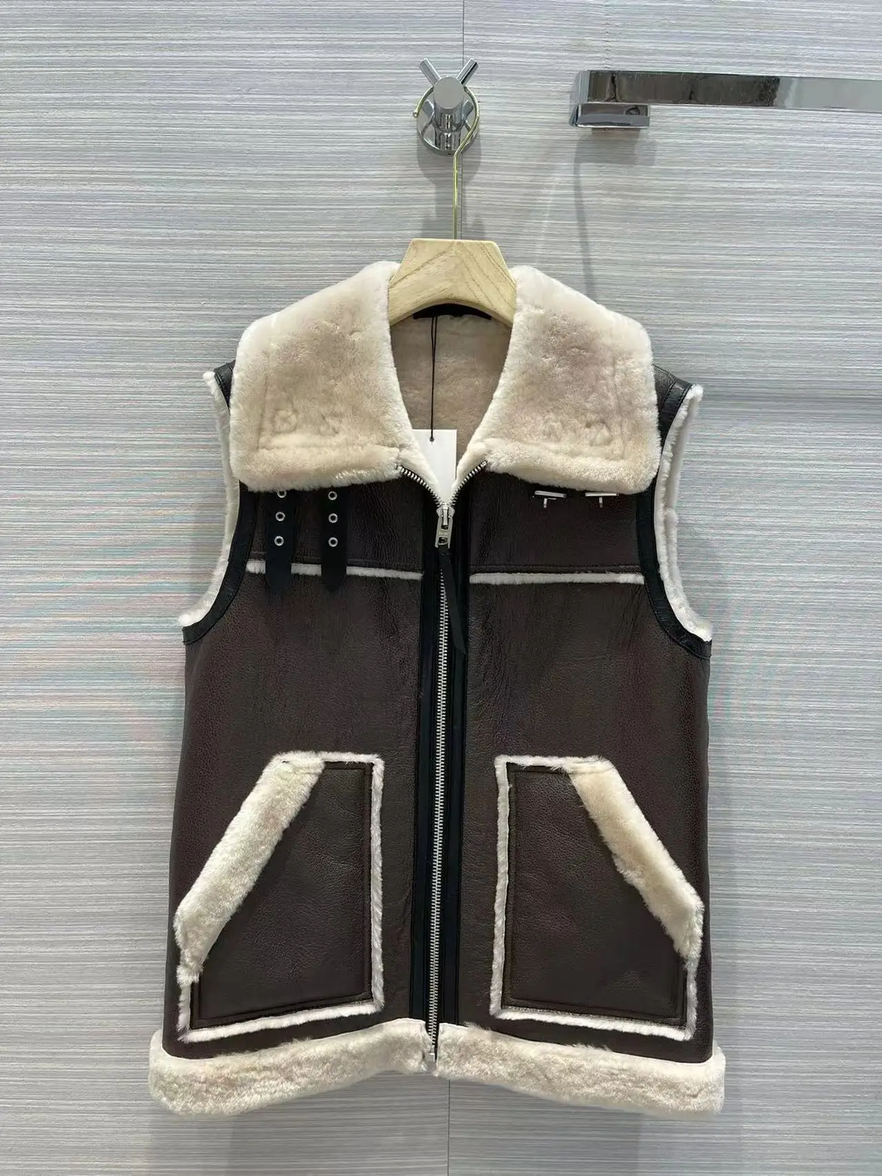 High Quality Runway Design Fur Leather Vest Women 2022 Spring Turn down Collar Vest Color Patchwork Femme Sleeveless Vest
High Quality Runway Design Fur Leather Vest Women 2022 Spring Turn down Collar Vest Color Patchwork Femme Sleeveless Vest