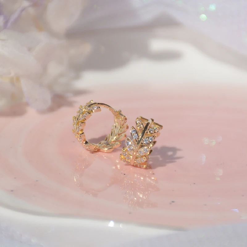 Korean New Minority design ear buckle leaf ear circle red personalized micro inlaid zircon exquisite temperament versatile Earri
Korean New Minority design ear buckle leaf ear circle red personalized micro inlaid zircon exquisite temperament versatile Earri