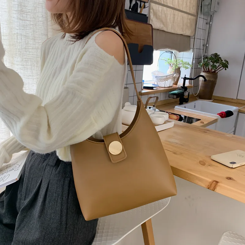 Small Female 2021 Autumn and Winter New Wild Shoulder Bag Fashion Western Simple Messenger Khaki Simple Large Underarm Bag
Small Female 2021 Autumn and Winter New Wild Shoulder Bag Fashion Western Simple Messenger Khaki Simple Large Underarm Bag