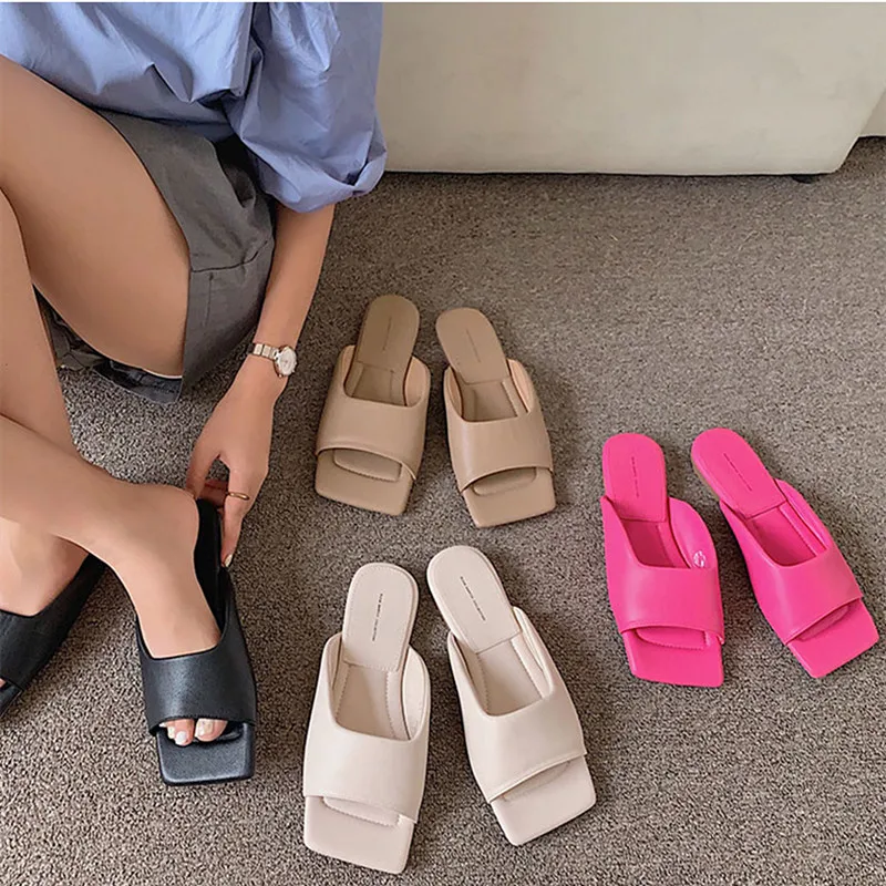 2021 New Summer Women Flat Slipper Fashion Embroidery Women Slip On Slides Square Toe Casual Slip on Flat Sandals Beach Slippers
2021 New Summer Women Flat Slipper Fashion Embroidery Women Slip On Slides Square Toe Casual Slip on Flat Sandals Beach Slippers