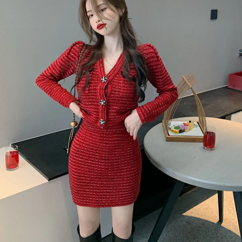 Autumn And Winter Red Knitted 2 Piece Suits With Skirts Women V-neck Cardigan + Mini Pencil Skirt Suits Vintage Party Outfits
Autumn And Winter Red Knitted 2 Piece Suits With Skirts Women V-neck Cardigan + Mini Pencil Skirt Suits Vintage Party Outfits
