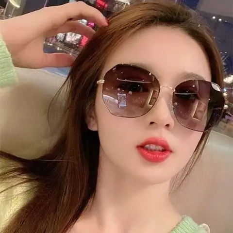 Korean Version Ins Sunglasses Fashion 2020 New Type Women Anti Ultraviolet Net Red Same Driving Glasses 
Korean Version Ins Sunglasses Fashion 2020 New Type Women Anti Ultraviolet Net Red Same Driving Glasses