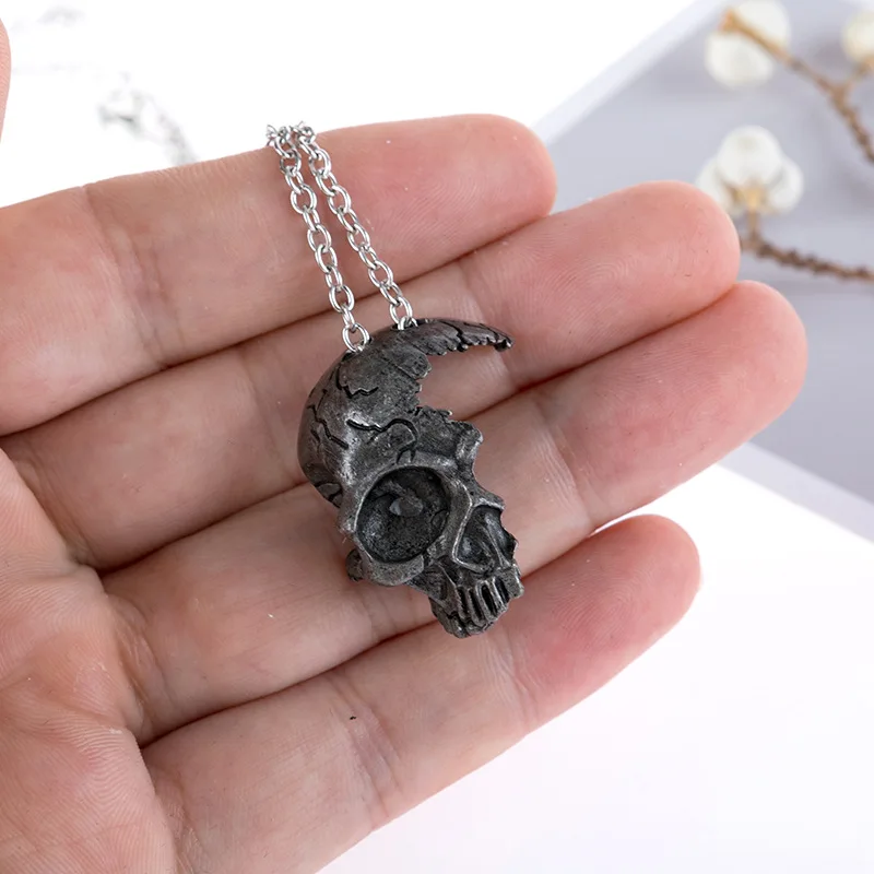 Broken Half Face Skull Pendant Necklace Men's Fashion Locomotive Rock Punk Jewelry Antique Sweater Chain Wholesale | Украшения и