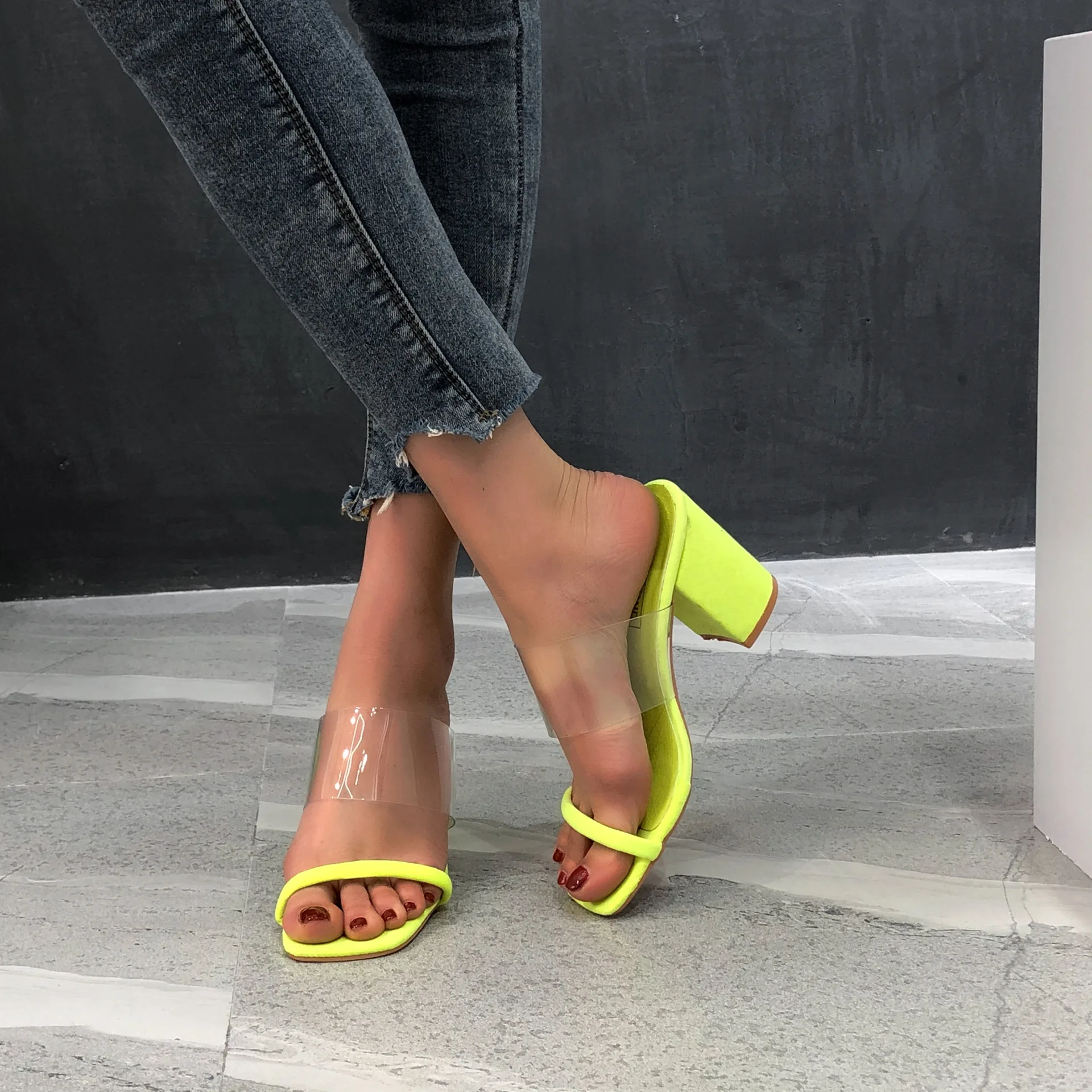 Новинка Женская обувь на высоком каблуке Дешевые женские шлепанцы яркого цвета