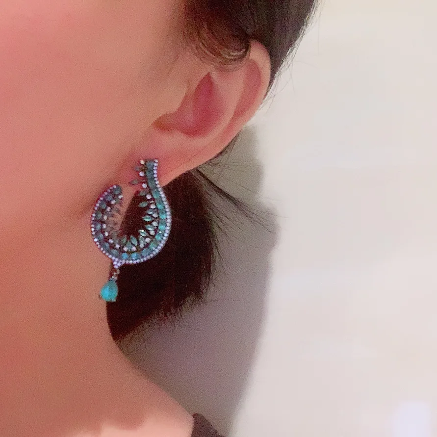 Water drop flower earrings super fairy temperament elegant ins exaggerated S925 silver needle green earrings
Water drop flower earrings super fairy temperament elegant ins exaggerated S925 silver needle green earrings